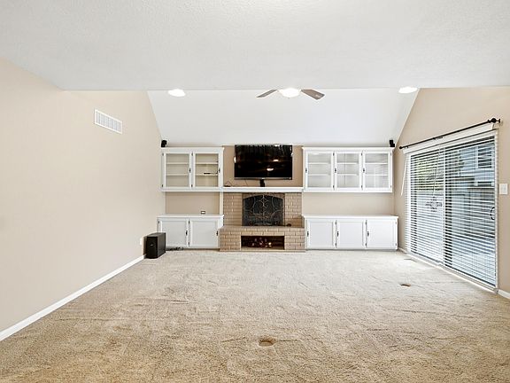 2nd image of 84 SW Pepper Tree Ln