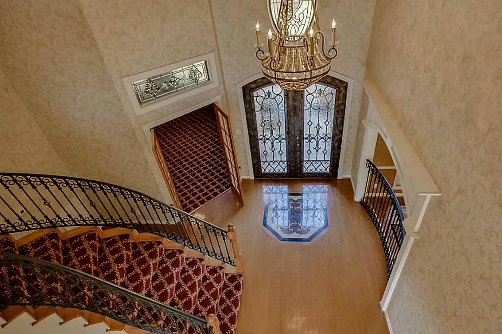 6 bed, 6.0 bath, 6373 sqft, $6,000 — Photo 3
