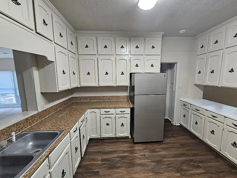 327 N Main St — Photo 6