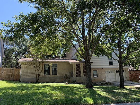 3rd image of 12510 Chateau Forest Ln