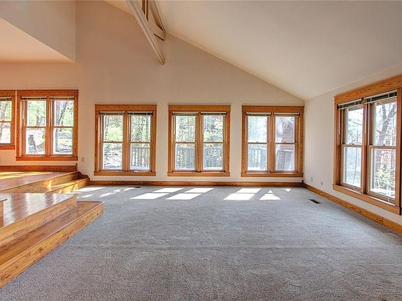 3rd image of 882 N Lewis Ave