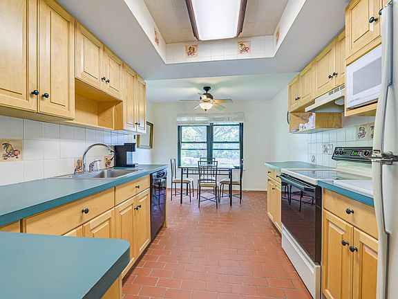 5th image of 50 Hubbard Ln Unit 27