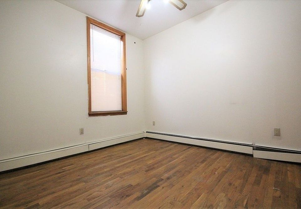 2nd image of 17 Conselyea St APT 1