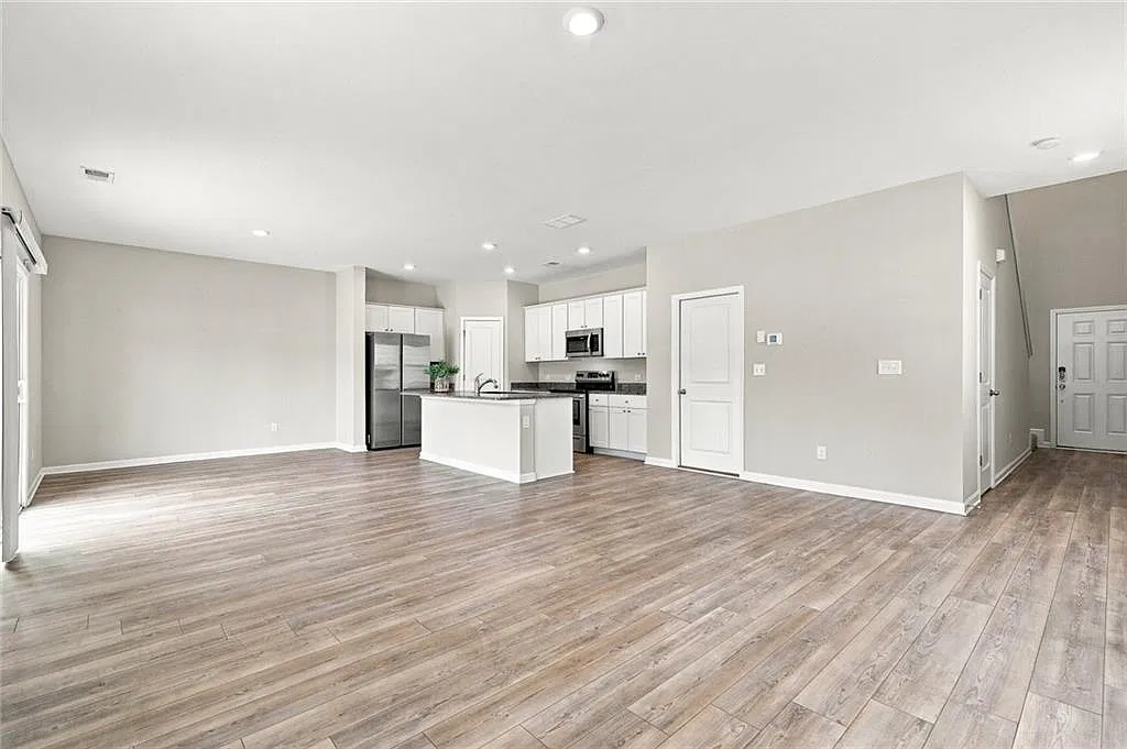 4 bed, 2.5 bath, 1900 sqft, $2,000 — Photo 4