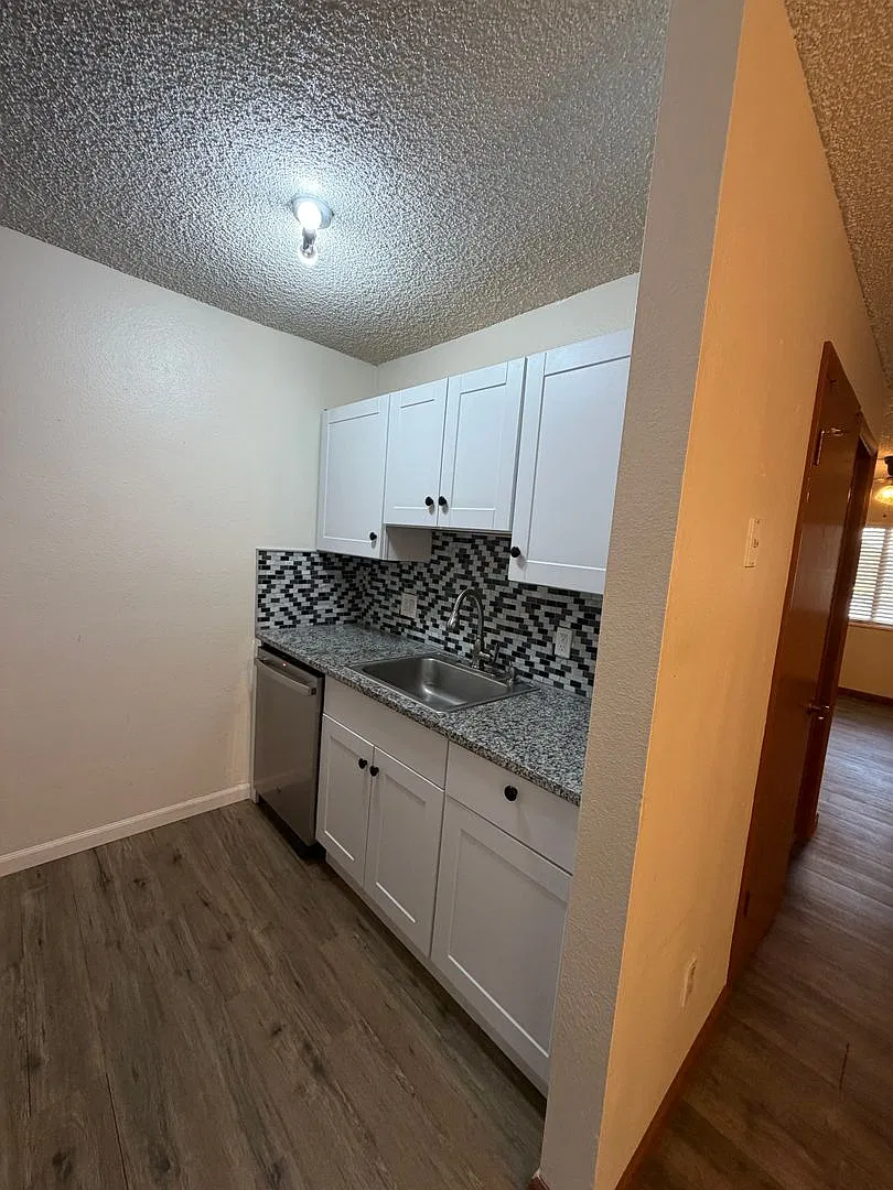 Wimbledon Condo Located 3 Blocks from CU Campus and Mall — Photo 4