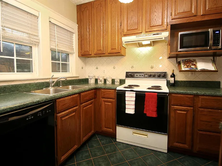 1044 N Main St — Photo 8