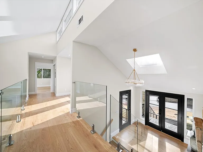 250 Bruton Way — Photo 32