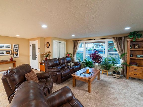 4th image of 1656 NE Northview Dr
