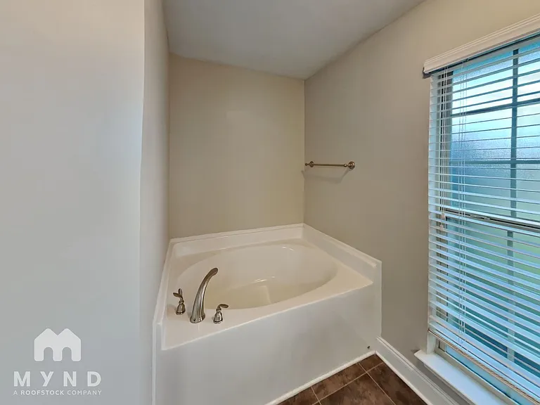 566 Waterford Ln — Photo 10