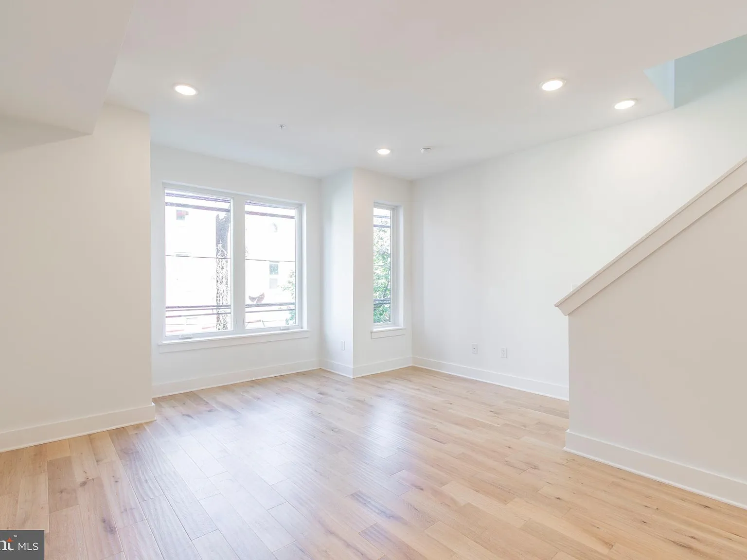 3 bed, 3.0 bath, 1200 sqft, $2,100 — Photo 2