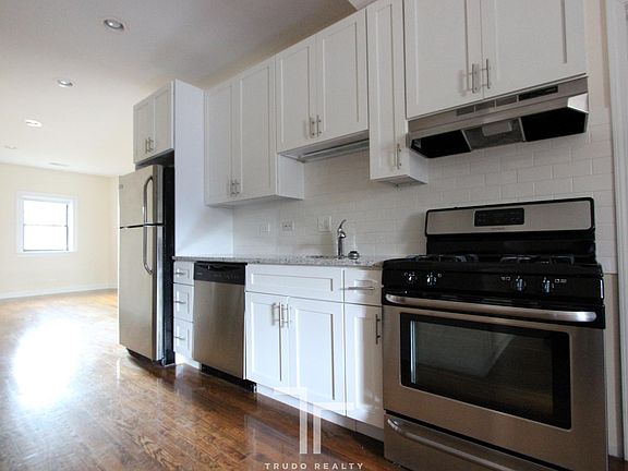 3rd image of 1821 W Leland Ave APT 001