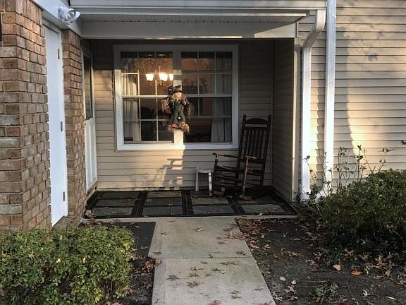 61 BOXWOOD TERR PORTCH 1