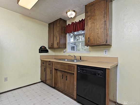 5th image of 71 E Larch Pl