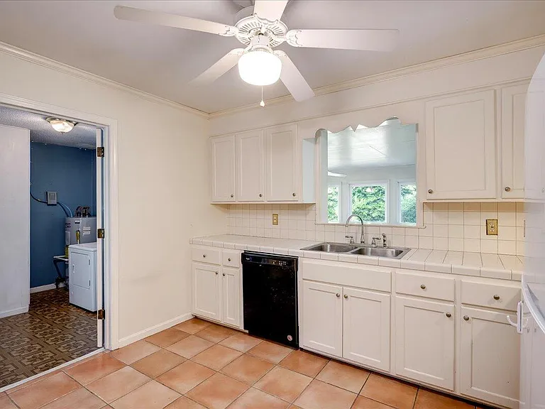552 Whitehead Dr — Photo 6