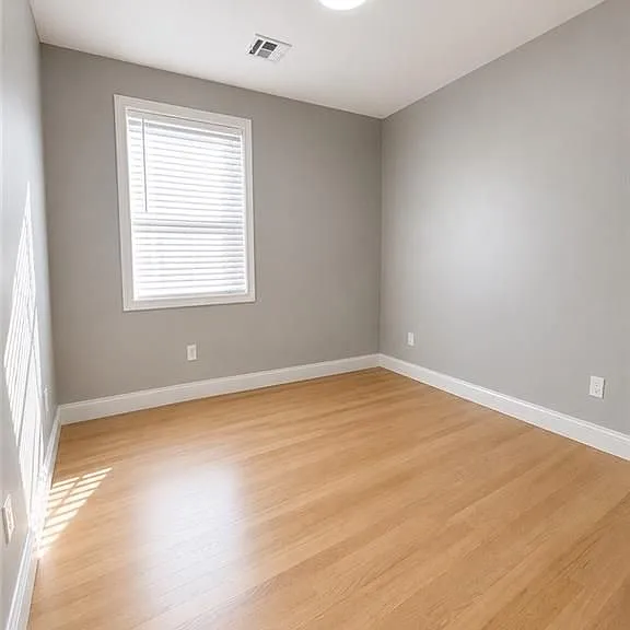 31 Vandewater St — Photo 2