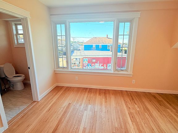 3rd image of 1711 Bay St #2