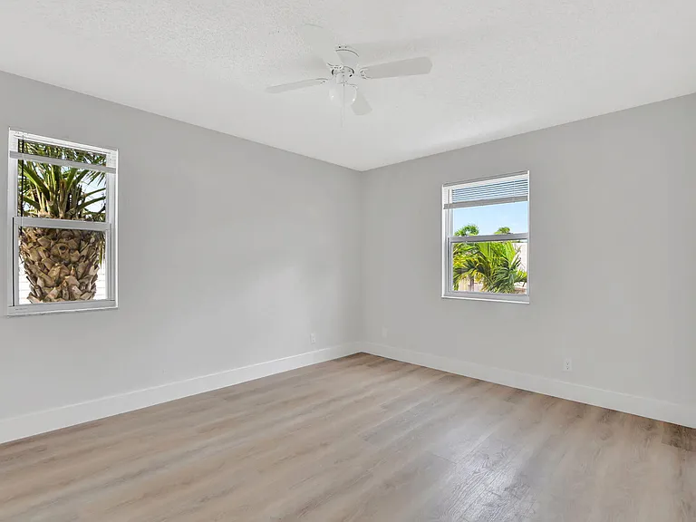 21391 Millbrook Ct — Photo 37