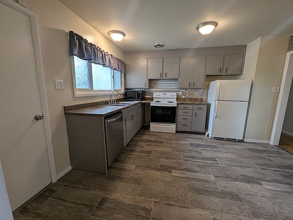 3rd image of 20 Loch Lomond Ln