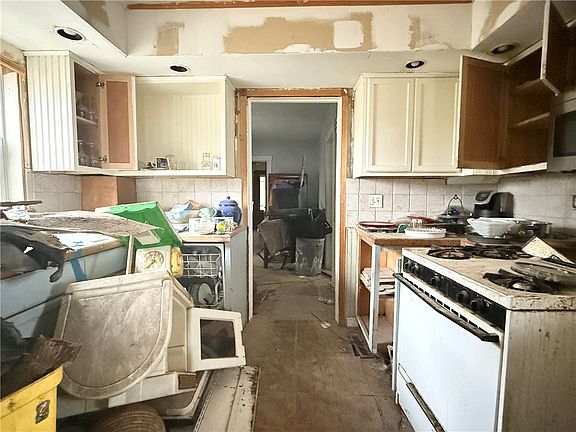 3rd image of 1672 Grand Central Ave