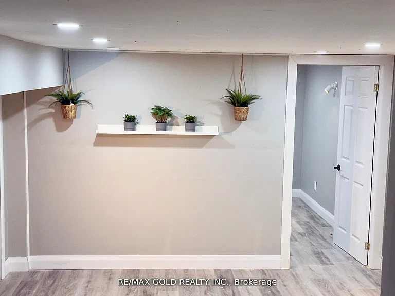 156 Mooregate Cres #LOWER — Photo 8