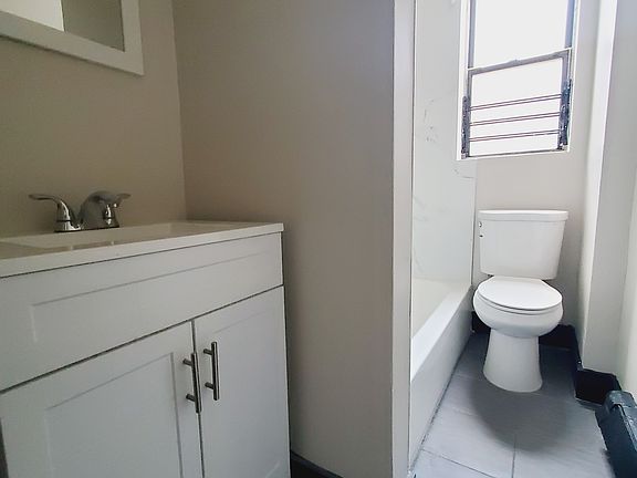 5th image of 110 Warner Ave APT 5