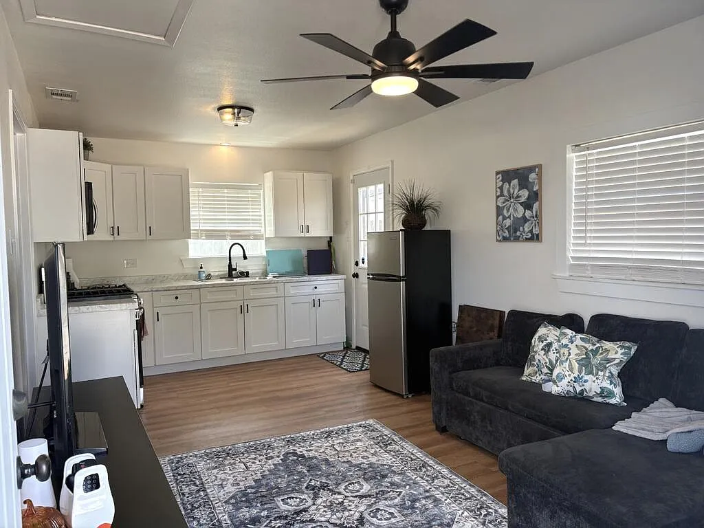1 bed, 1.0 bath, 450 sqft, $1,500 — Photo 2
