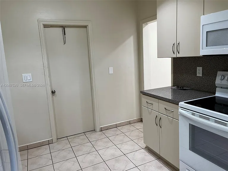 3351 SW 18th St — Photo 47