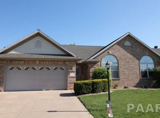 3727 W Eagle Point Dr, Peoria, IL 61615