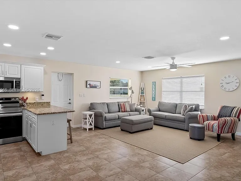 924 Lake Dr E — Photo 12