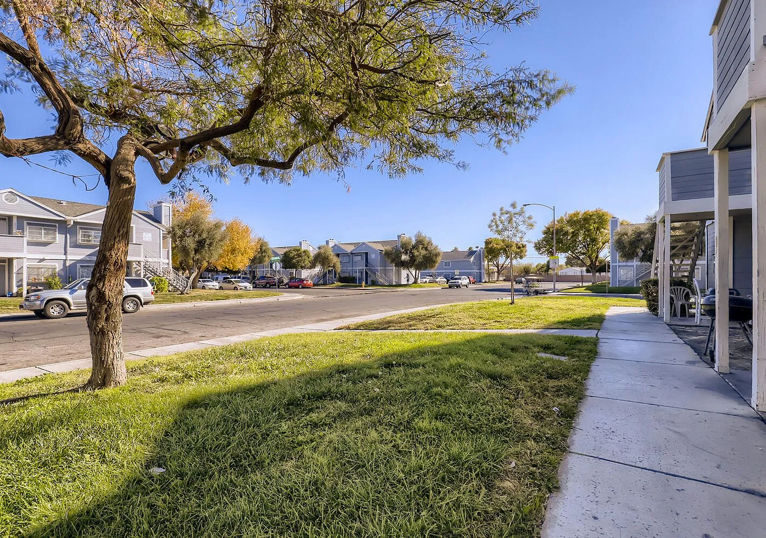 LOVELY 2 bedroom Condo Ready for Immediate Move in!! — Photo 4