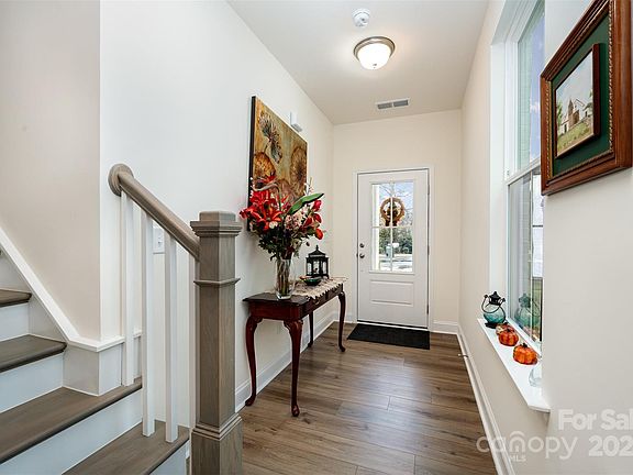 3rd image of 6133 Mariemont Cir