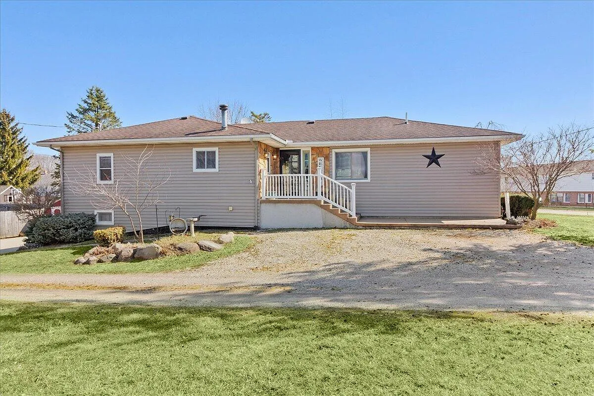 208 Sidney St photo 1