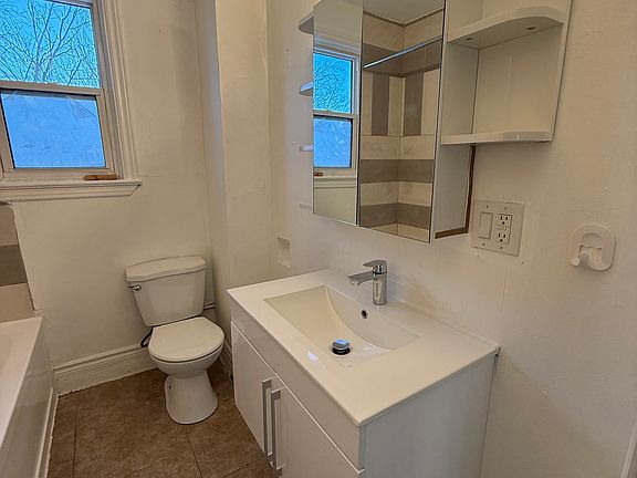 3rd image of 190 Montfort St
