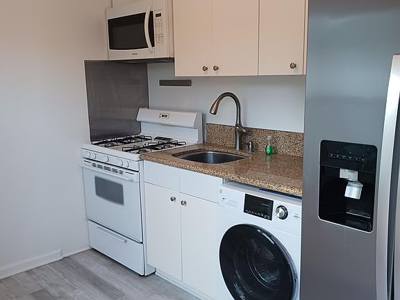 3rd image of 2724 N Junipero Ave #4