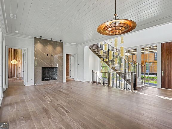 8th image of 140 Cove View Ln