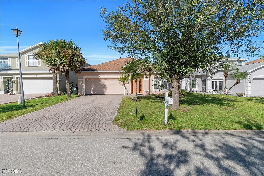 4 bed, 2.0 bath, 1938 sqft, $2,300 — Photo 2