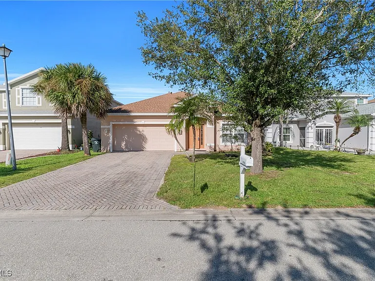 8125 Silver Birch Way — Photo 2