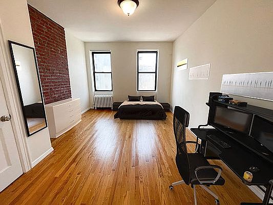 4th image of 349 E 104th St APT 4