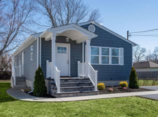 35 Center Ave, Bay Shore, NY