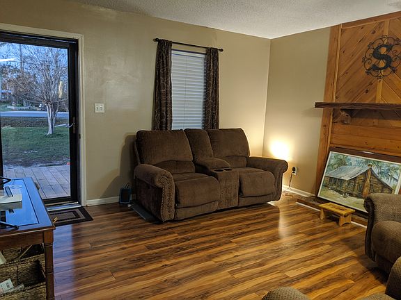 3rd image of 20495 NE Hentz Ave