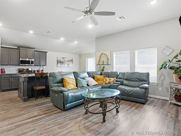 4th image of 4915 E Galveston Pl