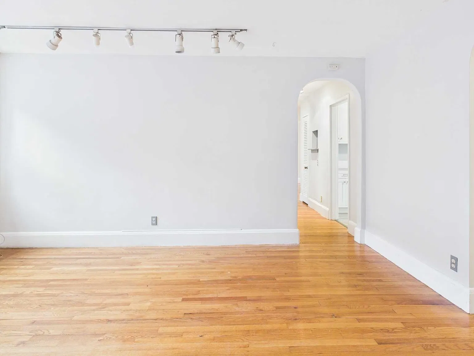 3 bed, 1.0 bath, 898 sqft, $3,100 — Photo 2
