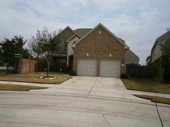 The house is located at the end of the cul-de-sac so there will be no traffic in front of the house.
