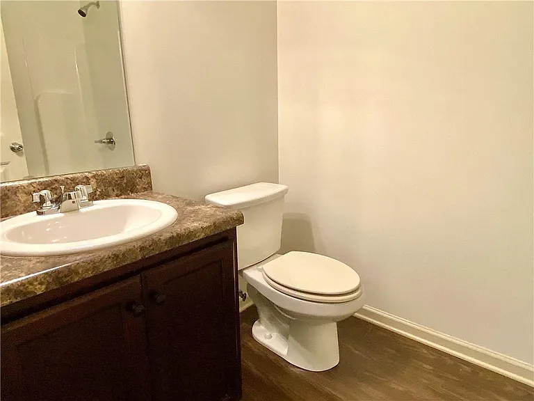 611 Stonehurst Ln — Photo 7