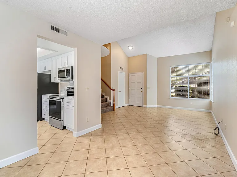 6733 N Warren Ave — Photo 9
