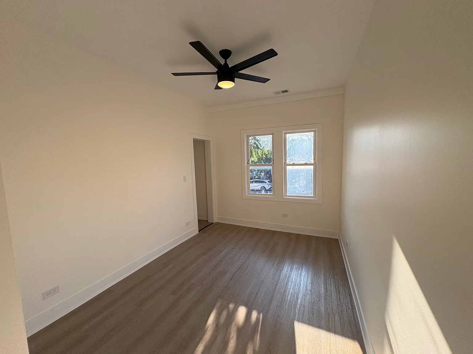 3 bed, 1100 sqft, $2,700 — Photo 4