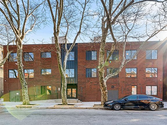 3rd image of 2820 W Diamond St Unit 211