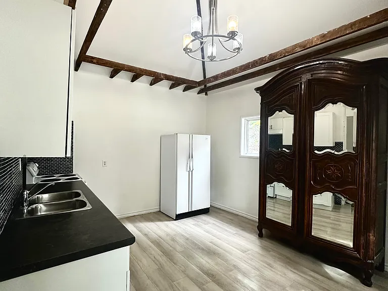 107 Erie Ave #1 — Photo 4