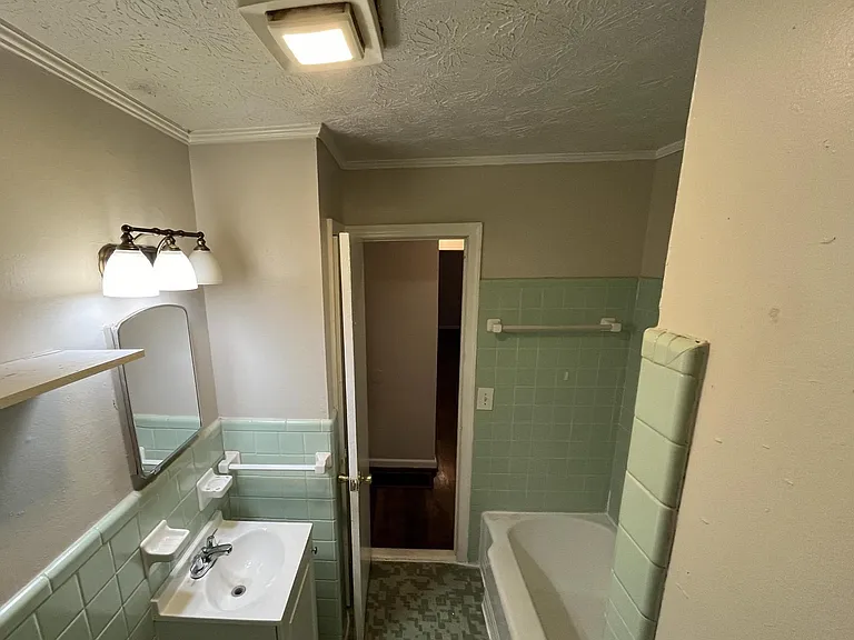128 Baker St — Photo 13