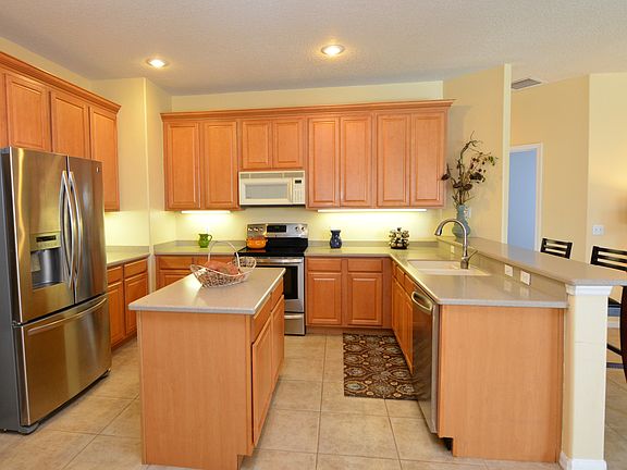 Spacious kitchen 